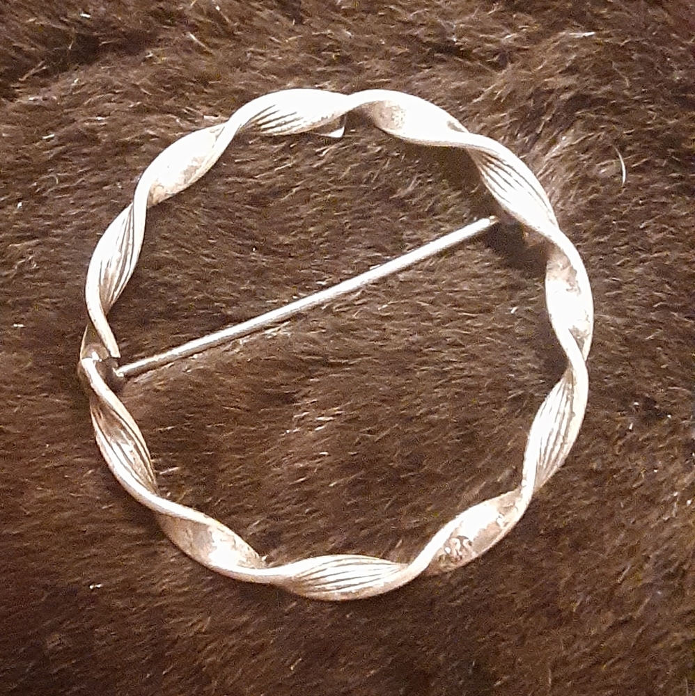 BEAU STERLING ROUND BROOCH c1947